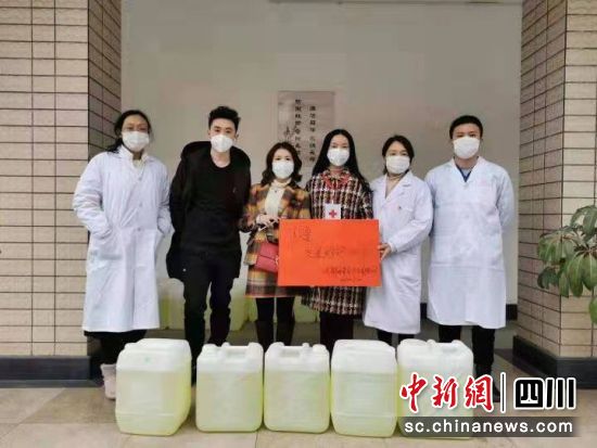 成都青龙化工捐赠给红十字协会的次氯酸钠消毒液。